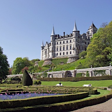 Bus Tour visits fairytail castle in Scottish Highland